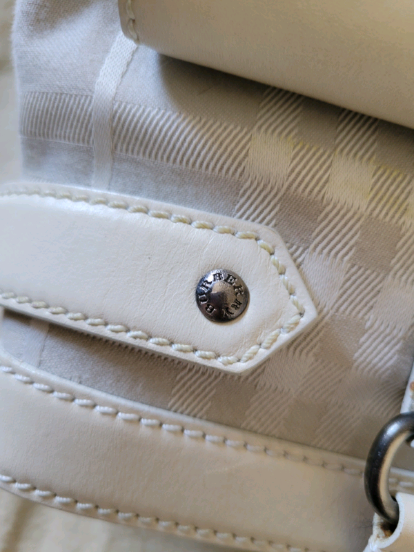 Authentic Burberry Haymarket handbag in Women's - Bags & Wallets in Mississauga / Peel Region - Image 5