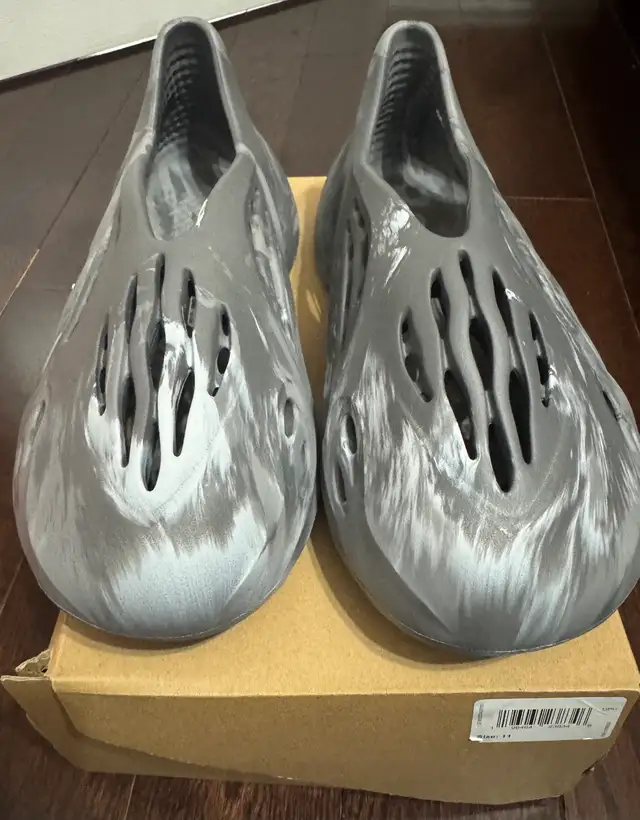  Yeezy Foam Runner Size -11 (never worn in Men's Shoes in City of Toronto - Image 5