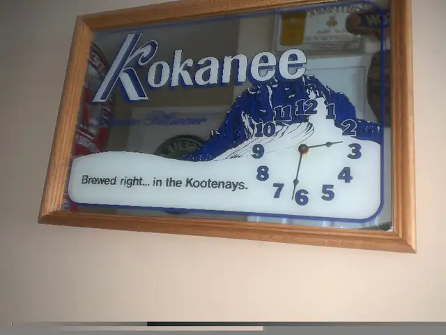 Vintage Kokanee beer bar mirror clock sign Mint condition in Arts & Collectibles in Calgary - Image 4