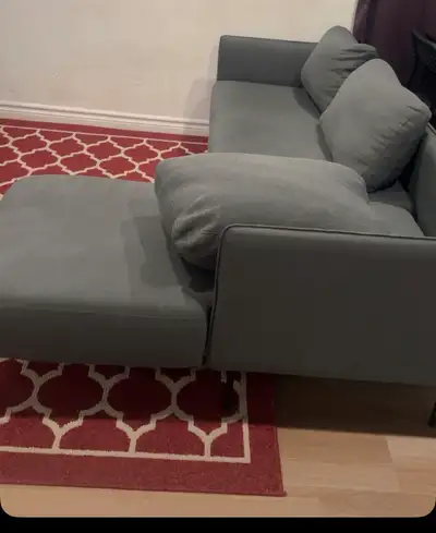 Set de 4 et la table pour 80$ Sofa 150$ Cote des Neiges App sans enfant, sans animaux