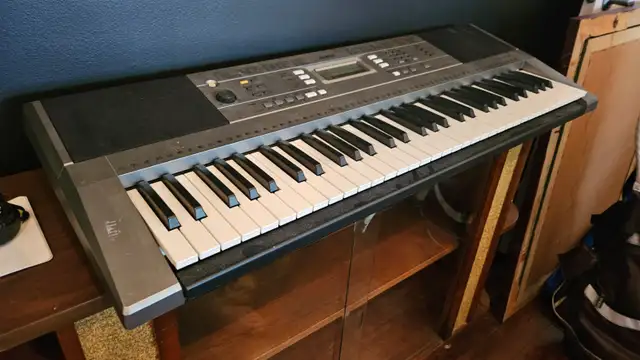 Small, lightweight Yamaha PSR-E353 keyboard for sale in Pianos & Keyboards in Calgary - Image 2