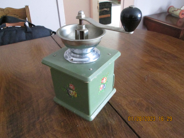 antique coffee grinder in Arts & Collectibles in Ottawa - Image 2
