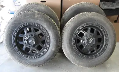 Set de 4 pneus d'hiver premium Nokian Tyres Hakkapeliitta R5 SUV de 17 pouces (245/65R17 111R) sur j...