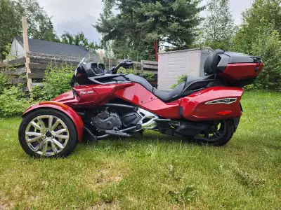 2017 Spyder F3 limited for sale. Excellent condition, well maintained. Heated driver and passenger h...