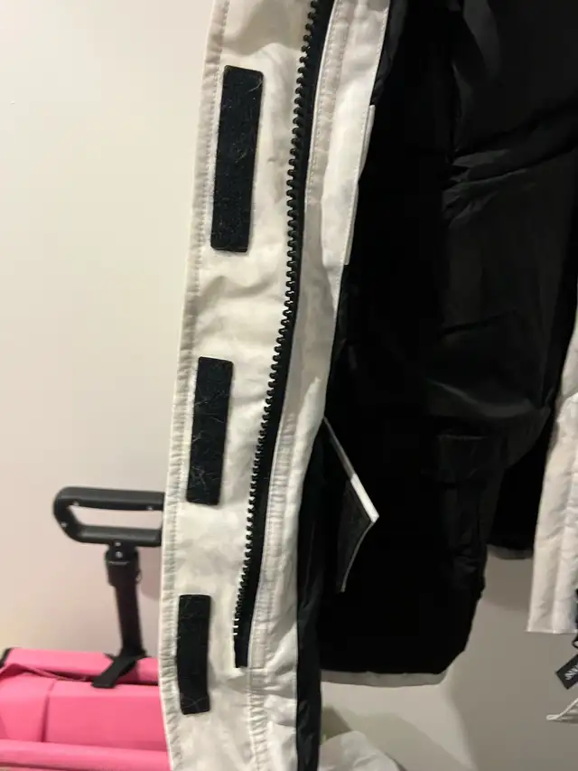 Canada Goose Expedition Parka Early Version with Real Coyote Fu in Women's - Tops & Outerwear in City of Toronto - Image 5