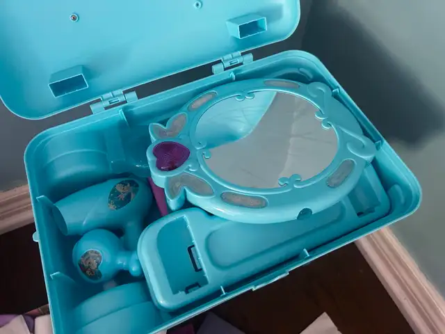 Disney Frozen Vanity Carrier (toys) in Toys in Markham / York Region - Image 5