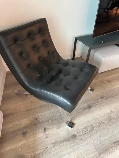 À vendre : magnifique chaise en cuir noir, achetée à **La Galerie du Meuble** Son design élégant et...