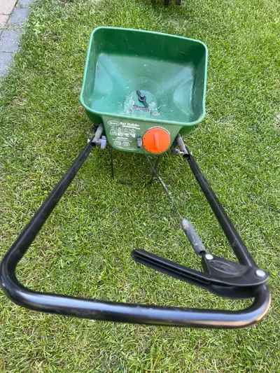 Scotts broadcast spreader in good working condition. Ideal for fertilizer, grass seed, weed control...
