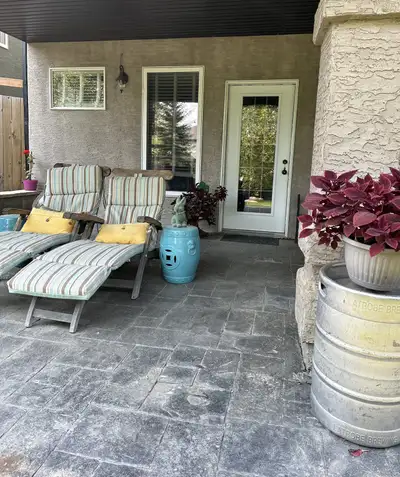 Timberlea at lindstrom * looking for adult with professional jobs Walkout 9 foot ceiling Very quiet...