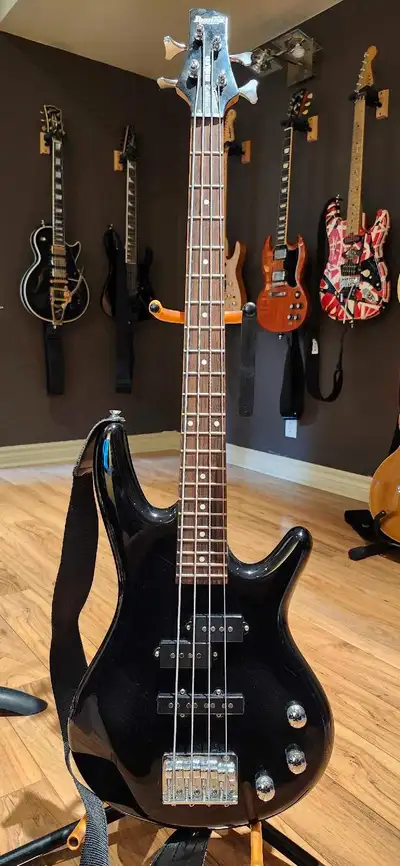 Great short scale ibanez bass. Small hands ? Adult or kid... this bass will produce big sounds. Thes...