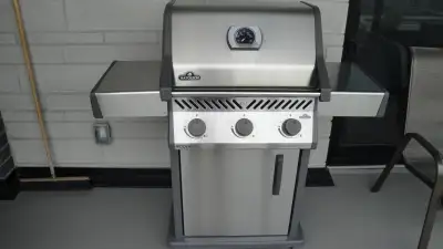 BBQ Napoleon XRT425, 41,000 BTU grille en Stainless (garantie 15 ans par Napoléon) très très peu uti...