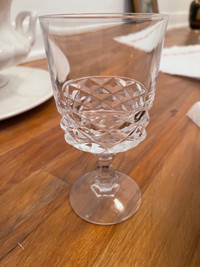 Set of six wine glasses diamond pattern