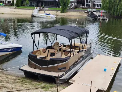 2022 Avalon 24' LSZ VRL tri toon Has around 79 hours. Has a Mercury 200XL Lots of options Blackout p...
