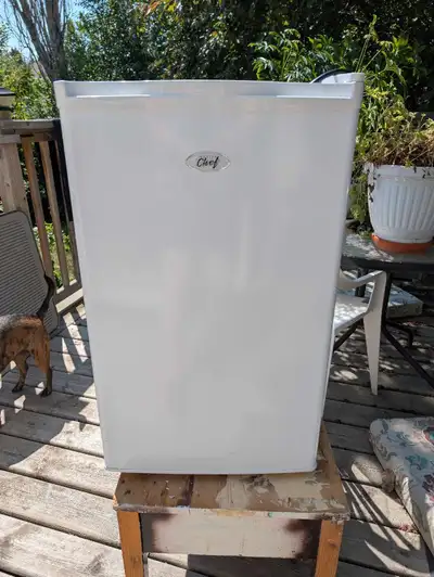 Keep your drinks and snacks cool with this Master Chef 3.1 cu ft mini fridge! This compact fridge is...