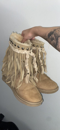 Aussie tassel boots size 7 1/2