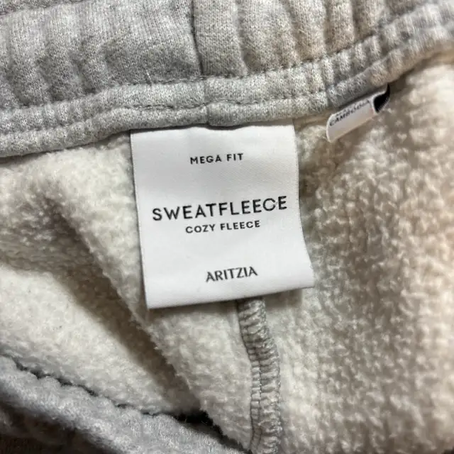 Aritzia Sweatpants in Women's - Bottoms in Markham / York Region - Image 4
