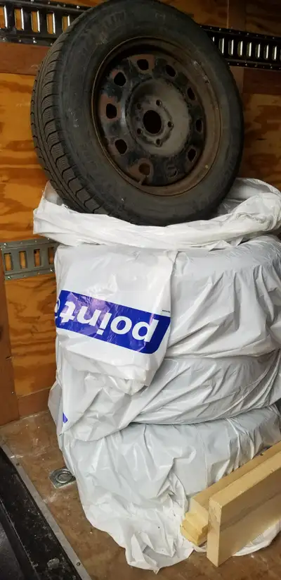 Je vends un ensemble de quatre pneus d'hiver Michelin Latitude X-Ice de dimension 225/65R17, montés...