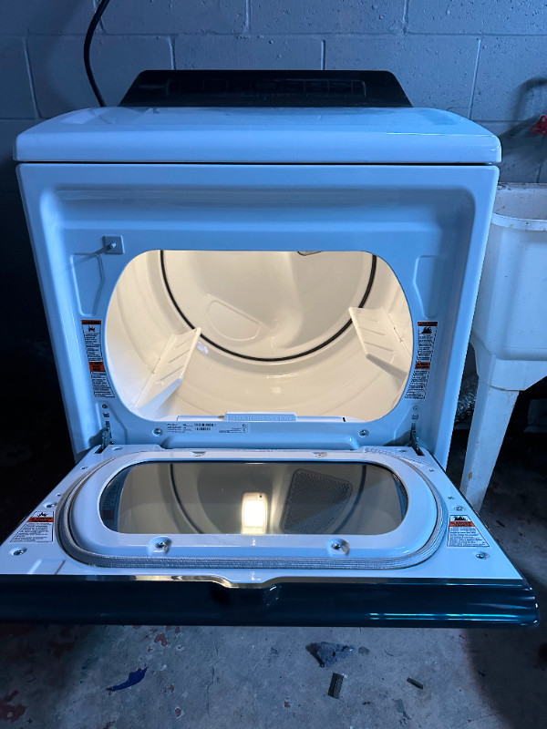 Whirlpool 7.4 cu ft. Electric Smart Dryer with Wrinkle Shield in Washers & Dryers in Hamilton - Image 2