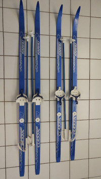 CROSS COUNTRY SKIS WITH BINDINGS AND POLES