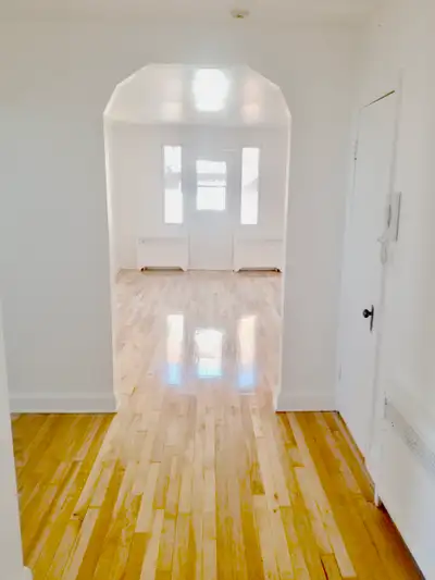 4 1/2, deux chambres fermées, salle de bain rénovée et bois franc, calme, propre, interphone, frigo...