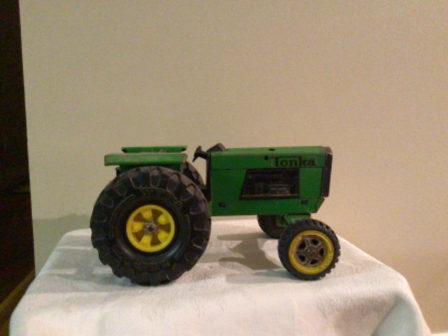 Large Pressed Steel Tonka Tractor in Toys & Games in Edmonton - Image 4