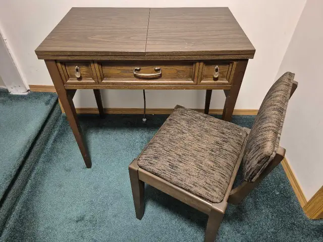 Singer Sewing Machine, Cabinet/Desk and Chair in Hobbies & Crafts in Edmonton - Image 7