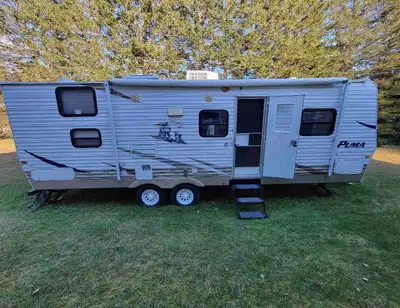 2007 Puma 26 ft. 2 bunks fold out couch and a tip out that opens the gally kitchen. All systems work...