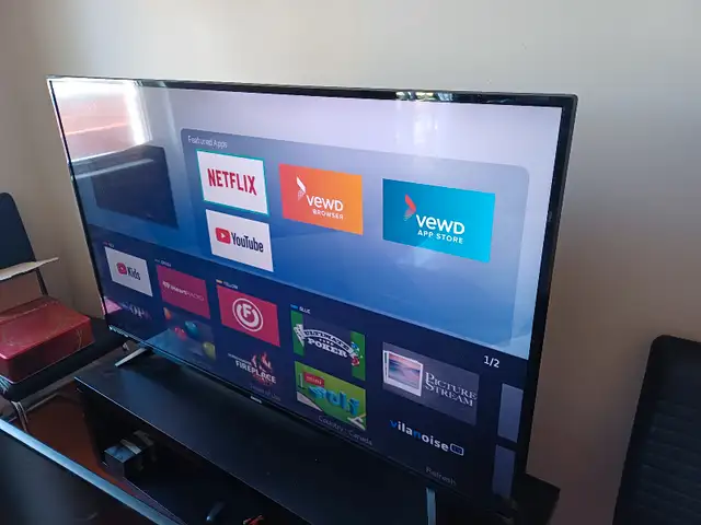 2 Smart TV 48" (1 works and 2nd has issue on screen) in TVs in Ottawa - Image 3
