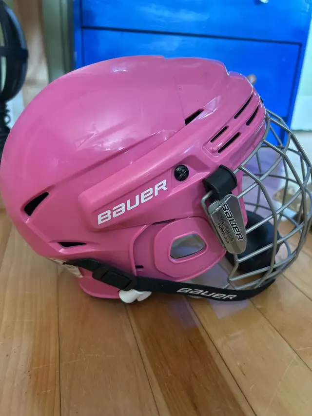 12y-2 adjustable skates and helmet in Skates & Blades in Ottawa - Image 3