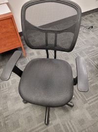Office chair (black mesh) / Chaise de bureau (maille noir)