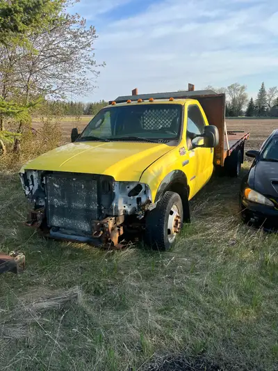 Selling 2006 F350 with 12’ flatdeck. 6.0 power stroke, was told it runs, but never even put batterie...