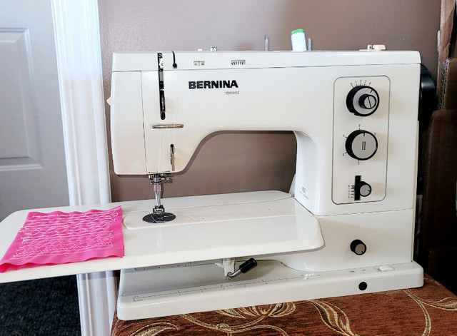 Bernina 830 record sewing machine in Hobbies & Crafts in Guelph - Image 2