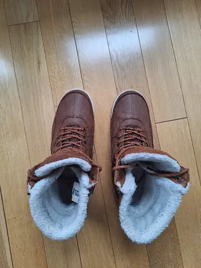 Vente de bottes Pajar, chaude à l'intérieur. Portées très peu de fois, comme neuves. Confortable et...