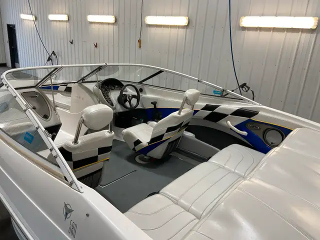 2003 champion ski boat in Powerboats & Motorboats in Meadow Lake - Image 2
