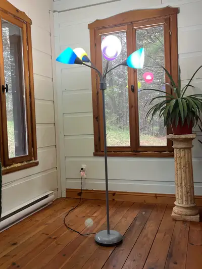 Deux lampes sur pied multicolores, View more