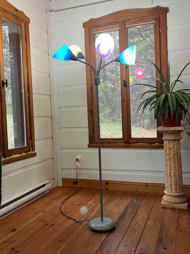 Deux lampes sur pied multicolores in Indoor Lighting & Fans in Gatineau - Image 2