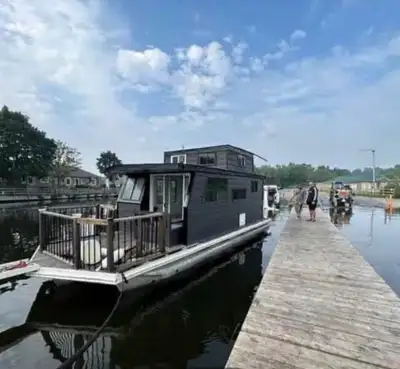33’ houseboat. Newly renovated, loft sleeping area, master bedroom with built in bed frame. Full kit...