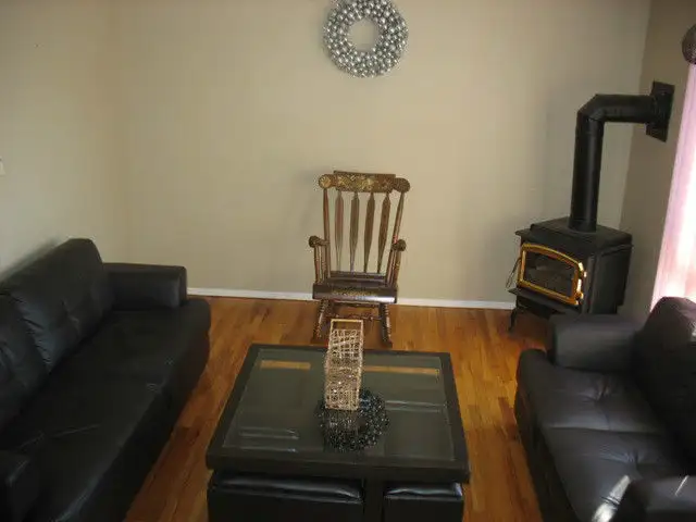 Comfortable townhouse for rent in Kanata. Two minutes to the 417 in Long Term Rentals in Ottawa - Image 6