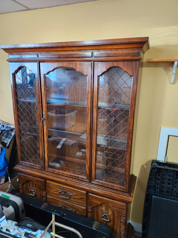 Beautiful china cabinet for sale. in Hutches & Display Cabinets in Calgary