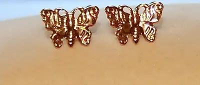 A beautiful pair of 14K solid gold earrings.These delicate earrings have never been worn. They are s...
