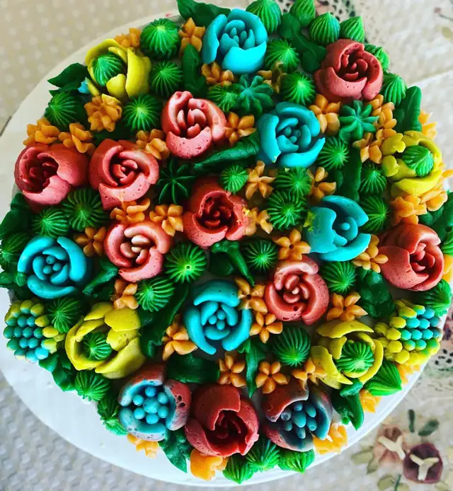 Custom cakes and cupcakes 