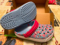 BRAND NEW kids crocs: Size J2 blue/pink flower