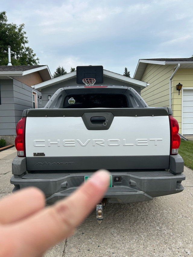 2002 Chevy Avalanche LTZ in Cars & Trucks in Saskatoon - Image 4
