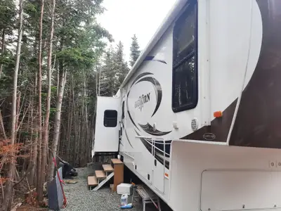 2014 HEARTLAND Fifth wheel Bighorn 40 foot 3 slides. Fireplace, 32" TV, New sofa bed. Bench Seats wi...