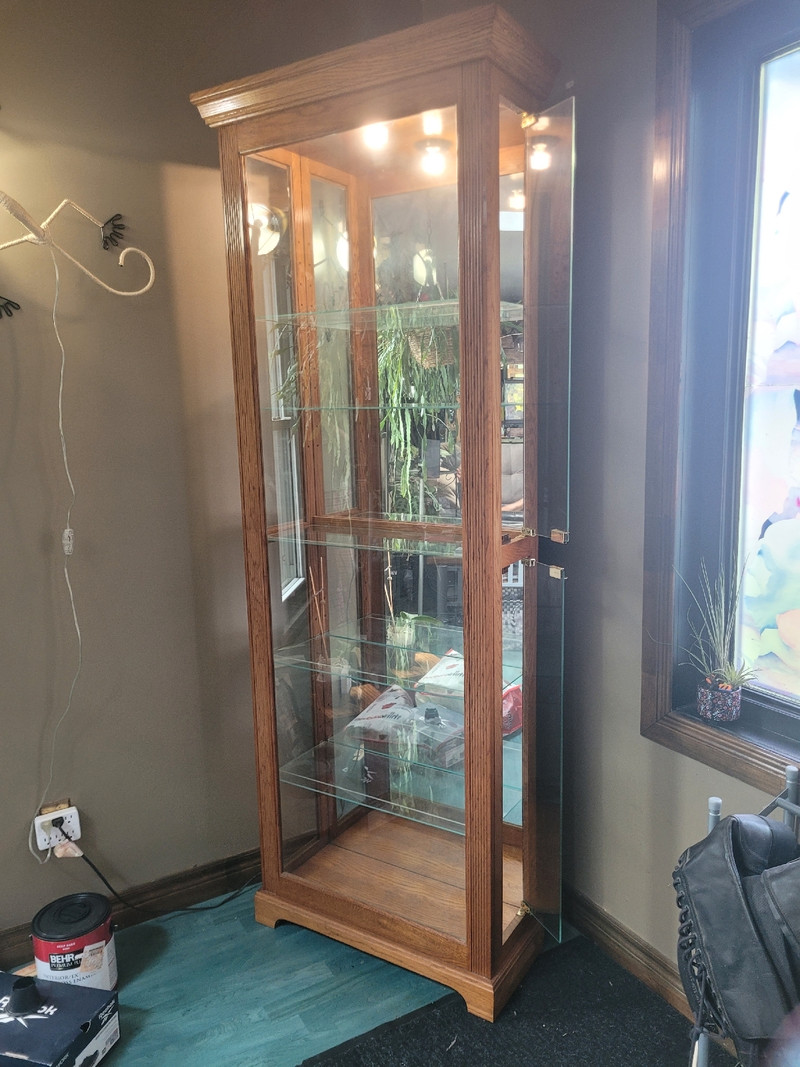 Pulaski fine furniture lighted golden oak curio