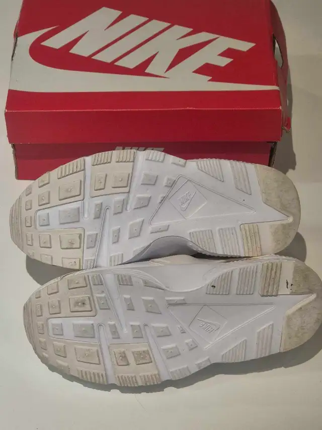 Nike Air Running Shoes Youth 2 Y in Kids & Youth in Mississauga / Peel Region - Image 8