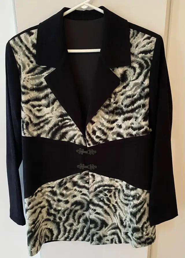 Velvety Zebra print blazer - Large in Women's - Tops & Outerwear in Mississauga / Peel Region - Image 2