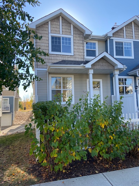 3 bedroom, 2.5 bath townhouse end-unit in the vibrant community of Terwillegar Towne, in the well-si...
