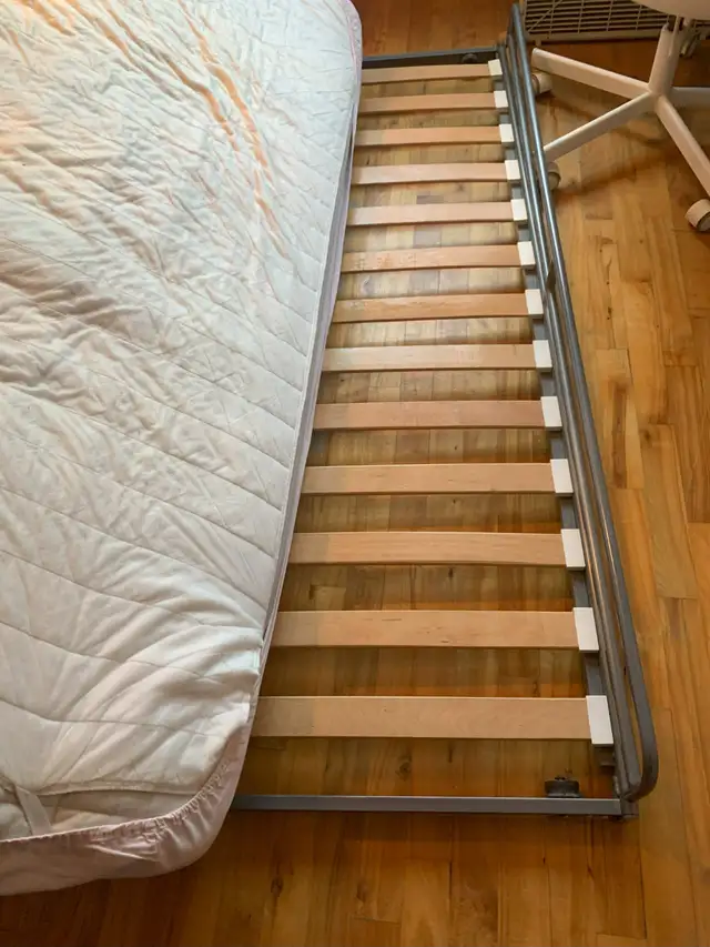 LITS SIMPLE EMPILABLE in Beds & Mattresses in City of Montréal - Image 7