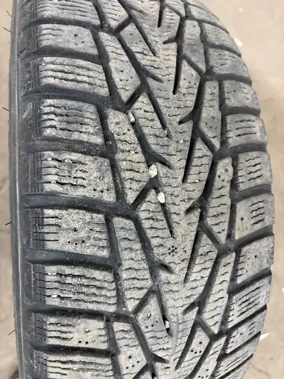 4 pneus d'hiver P215/65/16 102T Nokian Hakkapeliitta 7 48.5% d'usure, mesure 7-7-6-7/32 215/65/16, P...